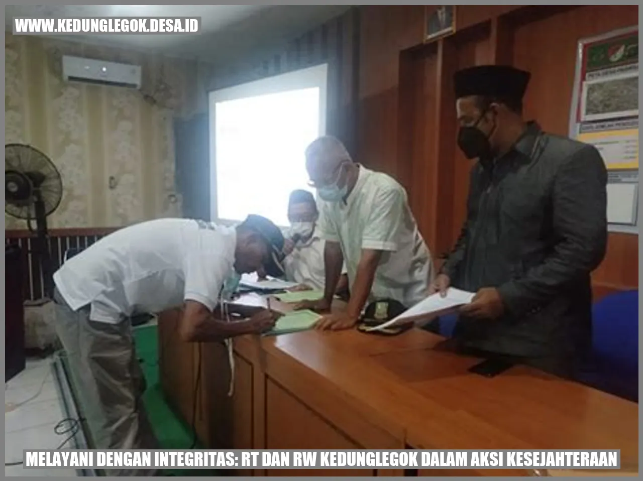 Gambar 1: Melayani dengan Integritas: RT dan RW Kedunglegok
